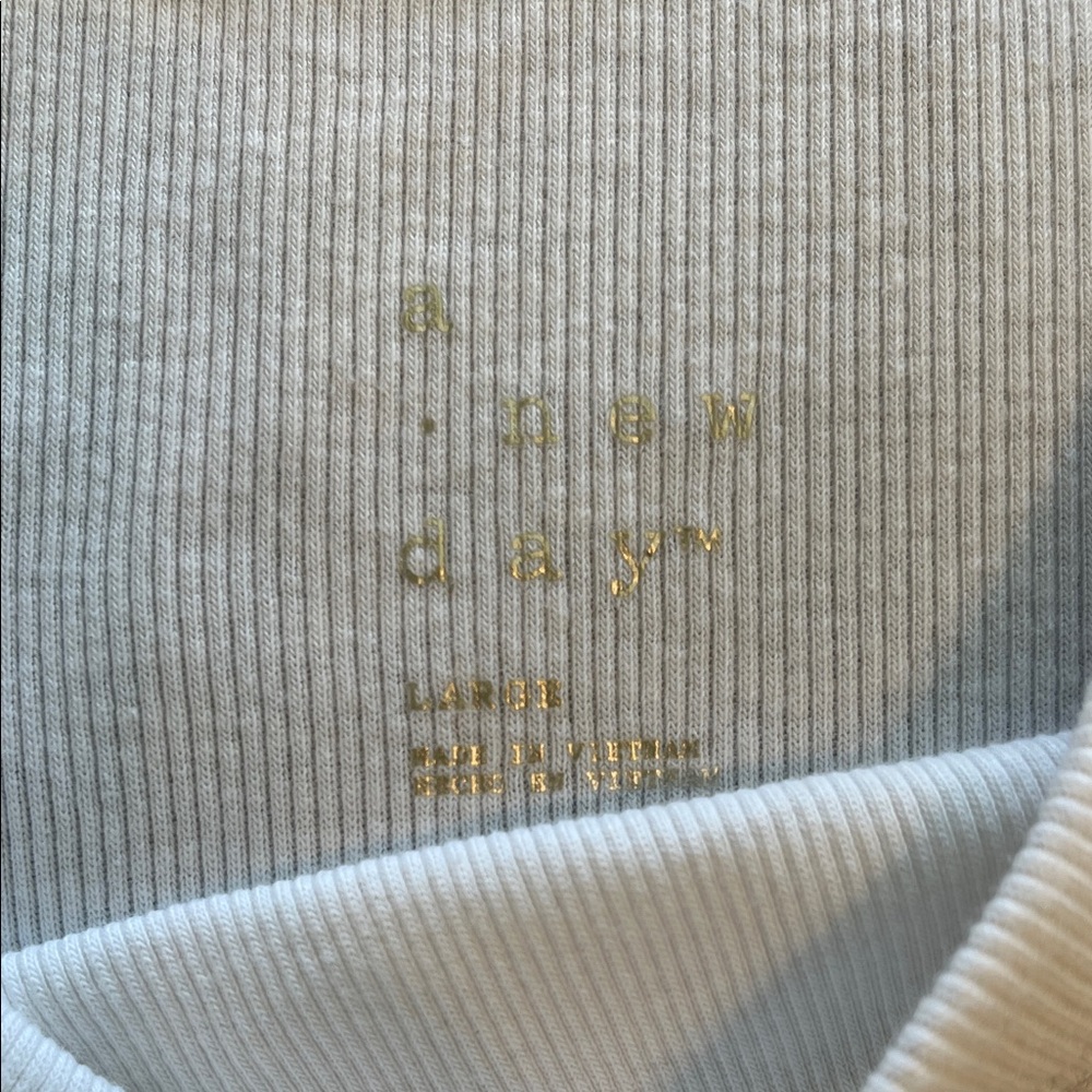 Lot of a new day layering tanks - Picture 9 of 15